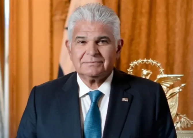  Mulino intenta "salvar 7.300 empleos" ante crisis por huelga bananera 