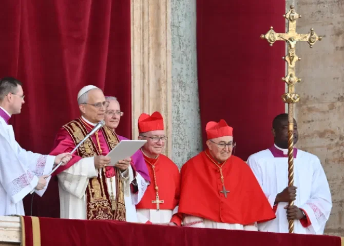  El recién elegido Papa León XIV (2-i), el cardenal Robert Francis Prevost de los EE. UU., se dirige a los fieles desde la logia central de la Basílica de San Pedro, Ciudad del Vaticano. Foto: EFE 