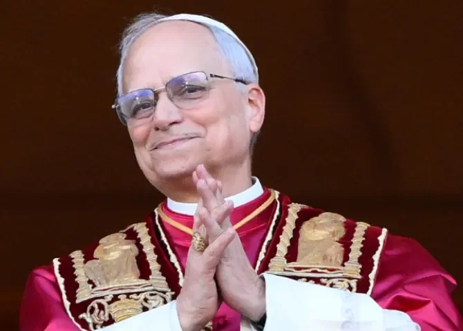  El recién elegido Papa León XIV, el cardenal Robert Francis Prevost de los EE.UU., bendice a los fieles desde la logia central de la Basílica de San Pedro, Vaticano./Foto: EFE 