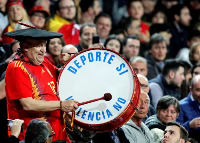  Manuel Cáceres Artesero, seguidor de la selección de fútbol conocido como Manolo 'el del Bombo', que ha fallecido este jueves. EFE/Archivo/Kai Försterling 