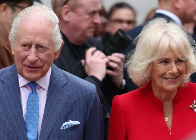  El rey Carlos III y la reina Camila del Reino Unido abandonan la National Gallery de Londres, el 6 de mayo de 2025. Foto: EFE 