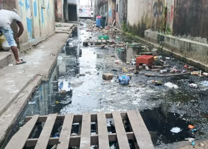  Residentes de Colón denuncian malos olores y aguas acumuladas en Callejón Martínez 