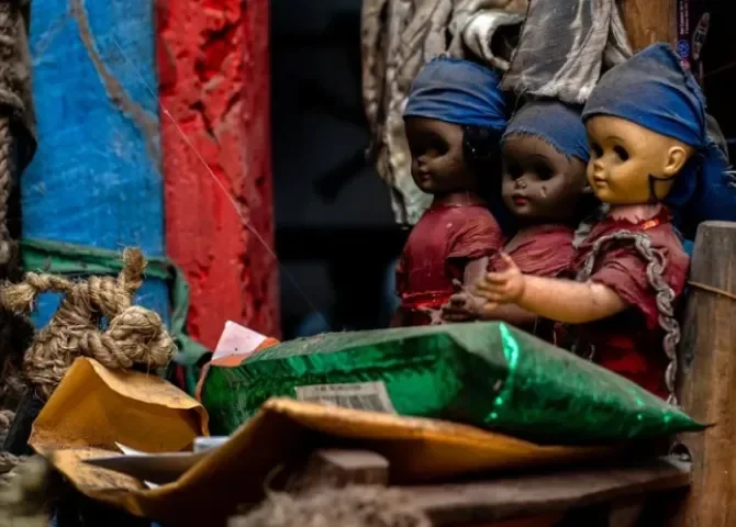  Fotografía de objetos en un altar durante una ceremonia vudú, realizada la madrugada del 9 de mayo de 2025 en Montagne Noir (Haití). EFE/ Mentor David Lorens 