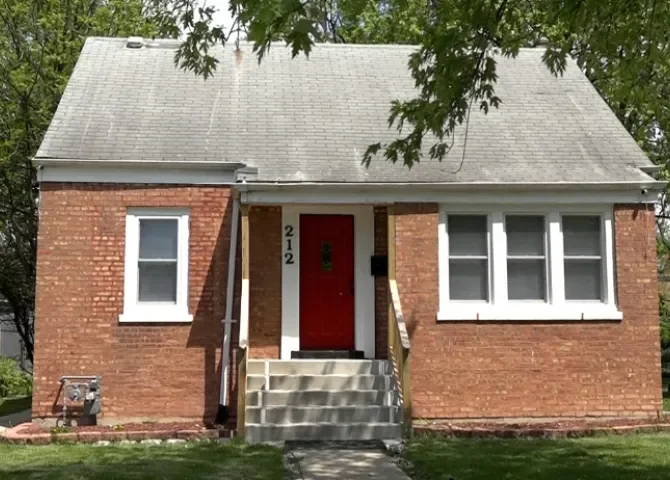  Captura de video que muestra la casa donde el papa León XIV pasó sus primeros años en Chicago (Estados Unidos) y que salió a subasta. /EFE 