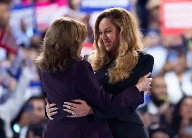 La cantante Beyoncé (d) saluda a la candidata a la presidencia en 2024 Kamala Harris, durante un acto de campaña electoral. EFE/EPA/Carlos Ramirez 