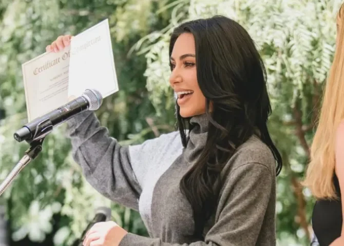  Kim Kardashian se convierte en graduada en Derecho 