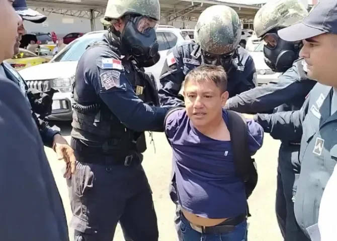  Protesta de educadores termina con nueve arrestos y enfrentamientos en La Chorrera 