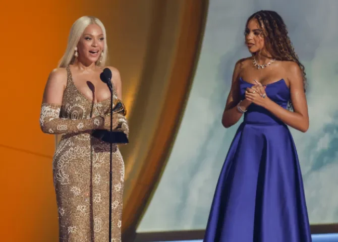  Fotografía de archivo de la cantante estadounidense Beyonce con su hija Blue Ivy (d) durante los Premios Grammy. EFE/CAROLINE BREHMAN 