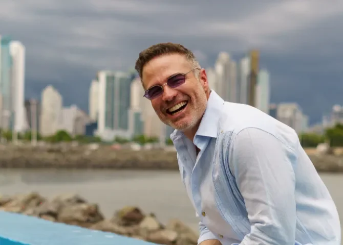  Roberto Manrique presenta en Panamá su obra sobre la presión de ser perfecto 