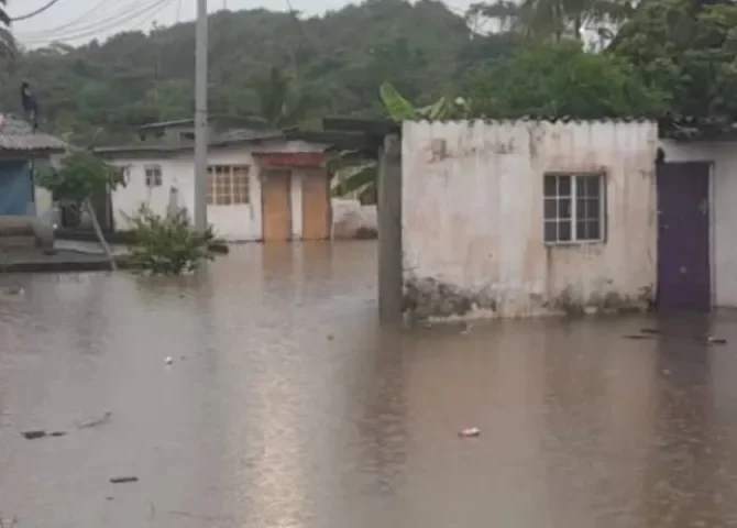  Mal tiempo en Colón provoca desbordes de ríos y daños en al menos once viviendas 