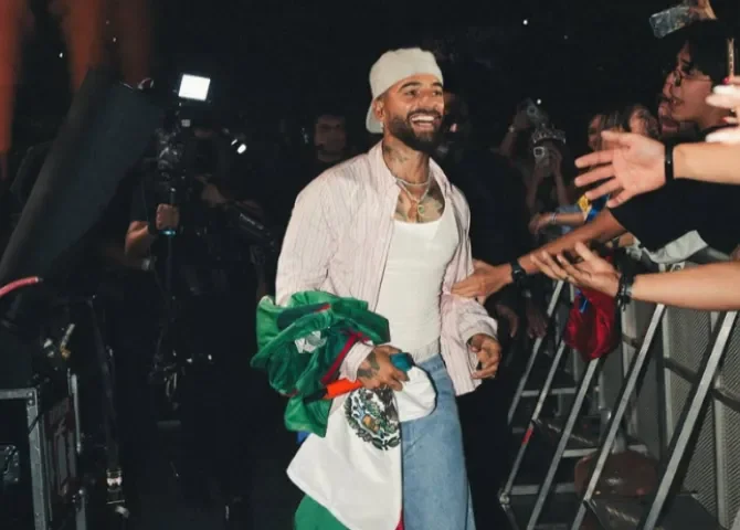  Maluma interrumpe su concierto en México para regañar a una fan que llevó a un bebé 