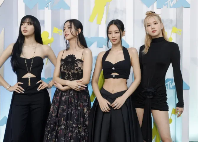   Lisa, Jisoo, Jennie y Rose (de izq. a der.), en la alfombra roja de los MTV Video Music Awards, en Nueva Jersey, EE.UU.. EFE  
