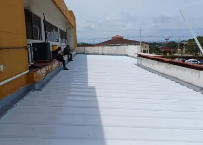  Presentan demanda por supuestas irregularidades en techo de unidad oncológica del Nicolás Solano 