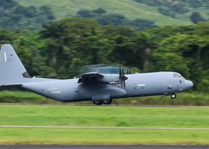  Llega aeronave C-130 de EE.UU. con equipos para entrenamiento con la Fuerza Pública de Panamá 