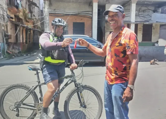  Un habitante de calle aprovechó descuido de taxista y hurtó las llaves del vehículo en Colón 
