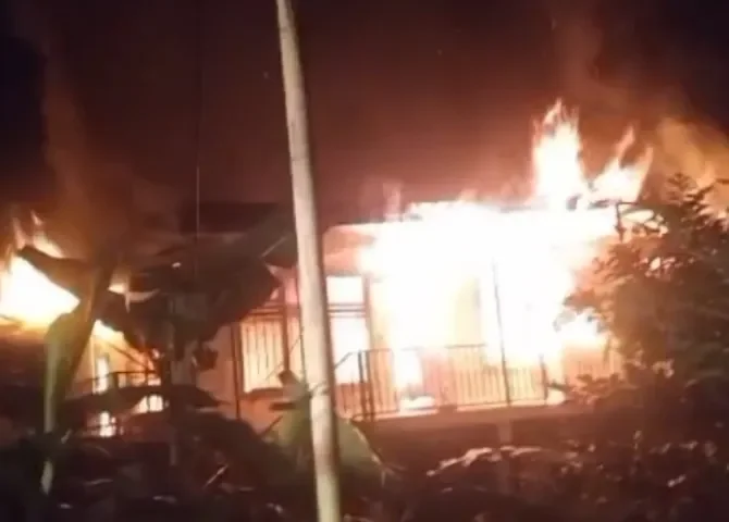  ¡Por querer ahuyentar a los mosquitos! Familia queda damnificada tras incendio en su residencia en Cativá, Colón 