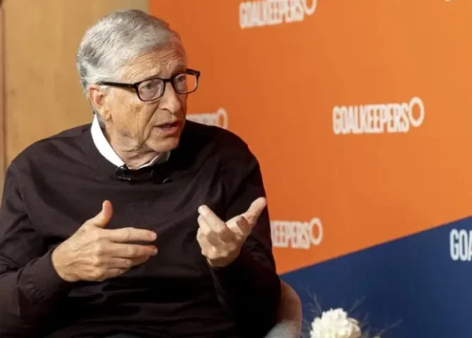  El magnate estadounidense Bill Gates, cofundador de Microsoft, habla durante una entrevista con EFE este lunes, en Nueva York (EE.UU.). EFE/Ángel Colmenares 