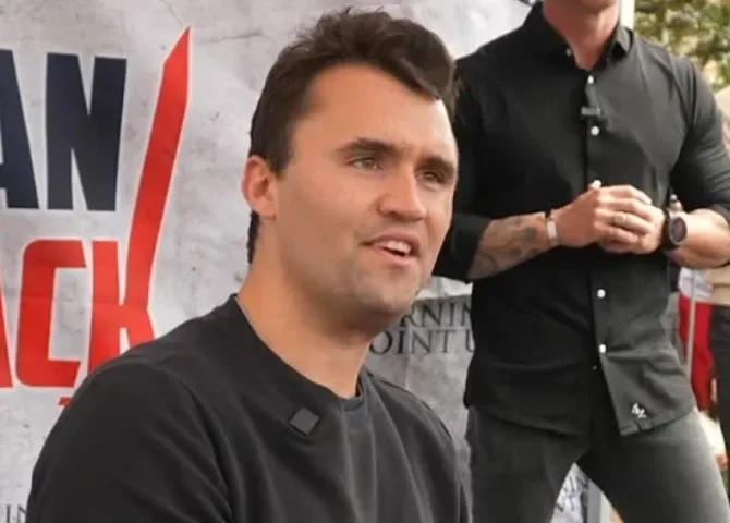  Ataque armado contra Charlie Kirk frente a miles de asistentes en Utah Valley 