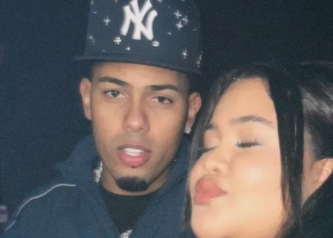  Shelsy vive una noche de ensueño para con Myke Towers en los Premios Juventud 