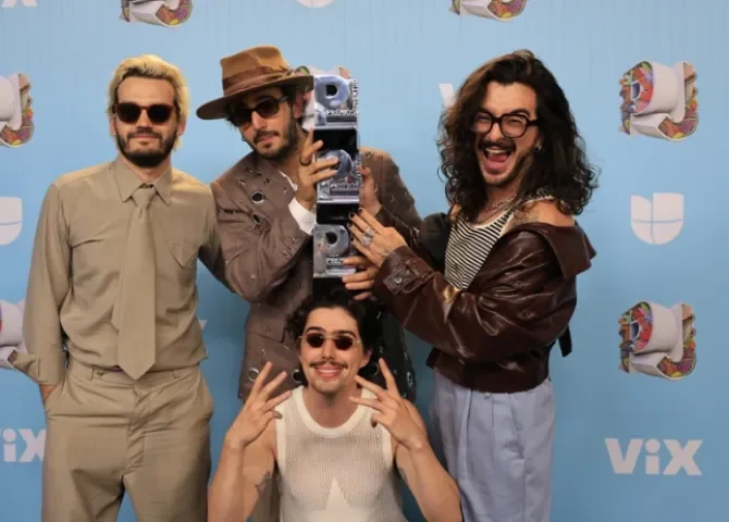 Bad Bunny y Morat arrasan en Premios Juventud mientras que Karol G es la Artista del Año 
