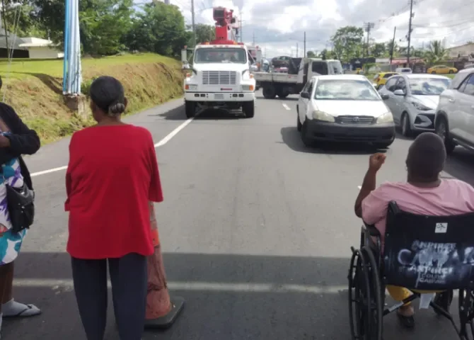   Pacientes y familiares de hemodiálisis vuelven a cerrar la carretera Panamá-Colón  