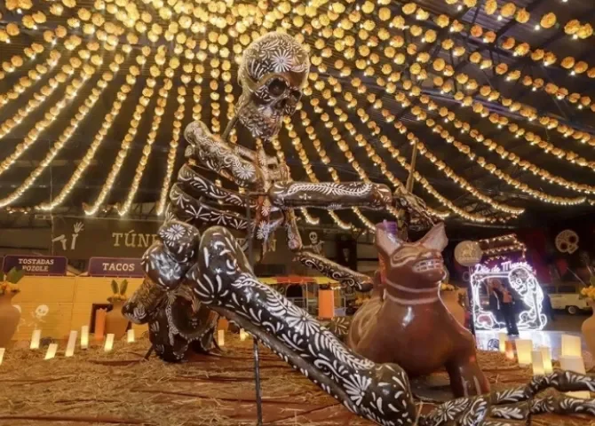  Fotografía de una calavera monumental, en el municipio de Atlixco, en Puebla (México). EFE/ Hilda Ríos 