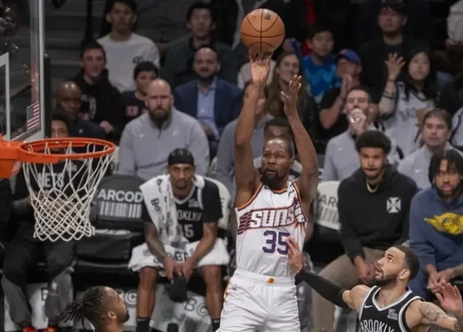  Fotografía de archivo de Kevin Durant (c) de Phoenix Suns lanzando un balón durante un juego de la NBA entre Brooklyn Nets y Phoenix Suns en el Barclays Center en Nueva York (EE.UU.). EFE/ Ángel Colmenares 