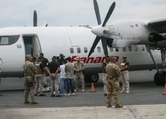  Migración panameña ejecuta expulsión de 34 colombianos por violar leyes nacionales 