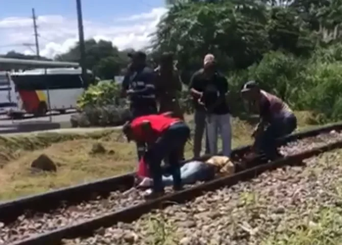  ¡Perdió dedos del pie! Mujer fue arrollada por tren en Cuatro Altos 
