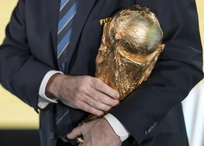  El presidente de la FIFA, Gianni Infantino, sostiene el Trofeo de la Copa Mundial de la FIFA. EFE/EPA/CLAUDIO THOMA 
