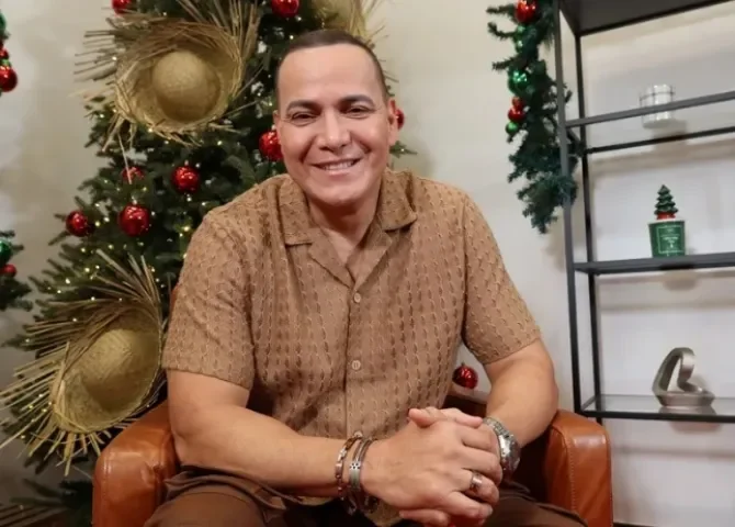  El salsero puertorriqueño Víctor Manuelle posa durante una entrevista con EFE este miércoles, en las oficinas de Sony Music en San Juan (Puerto Rico). EFE/Jorge Muñiz 