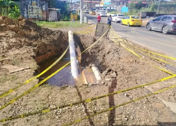  Rotura de tubería deja sin agua a comunidades de Puerto Pilón 