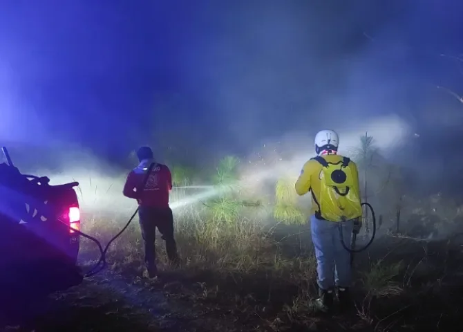   Rápida acción evitó que incendio alcanzara casas y comercios en Volcán  