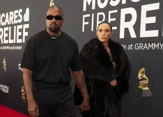  Fotografía de archivo del cantante Kanye West (i), ahora conocido como Ye, junto a su esposa, Bianca Censori (d). EFE/Allison Dinner 