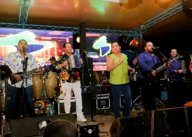   La música típica inicia el 2026 con 'Locura de Amor' de La Maquinaria Plumas Negras  