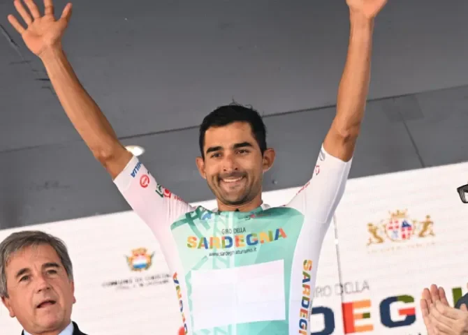   ¡En el Giro di Sardegna! Roberto González se mantiene líder de la montaña en Italia  