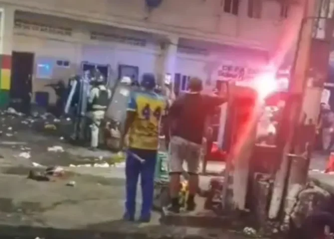   Gases y empujones en plena fiesta tras desalojo de comparsas en Colón  