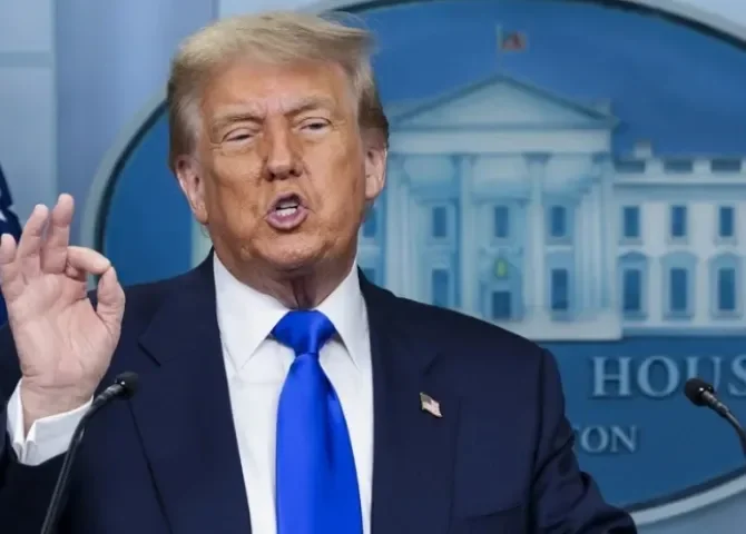   El presidente de EE.UU., Donald Trump, en una fotografía de archivo. EFE/ Shawn Thew  