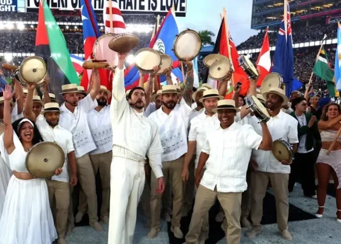  El cantante puertorriqueño Bad Bunny durante su actuación en el descanso del Super Bowl en Santa Clara, California, Estados Unidos. EFE/ Acoustyle 