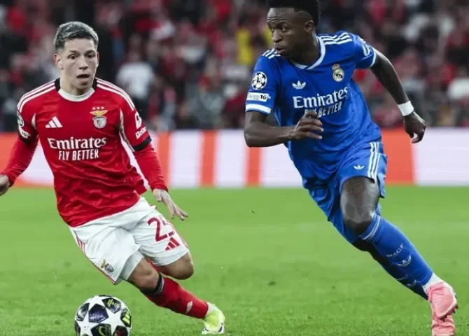  El jugador del Benfica Gianluca Prestianni (i), lucha por el balón con el jugador del Real Madrid Vinicius Junior. EFE/EPA/Jose Sena Goulao 