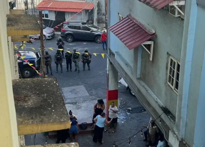   ¡Debajo de unas tablas! Hallan el arma de un policía reportada como perdida tras desalojo en Colón  