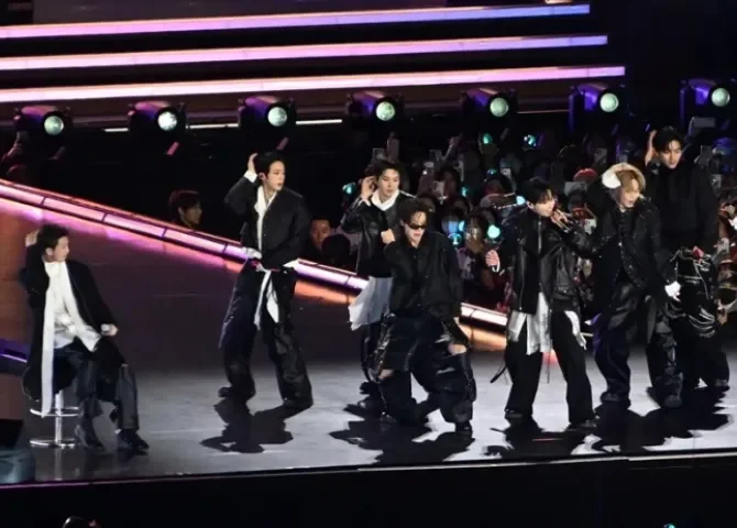   El grupo de K-pop BTS se presenta en el escenario durante el concierto 'BTS THE COMEBACK LIVE | ARIRANG' . EFE/EPA/Kim Min-Hee /  