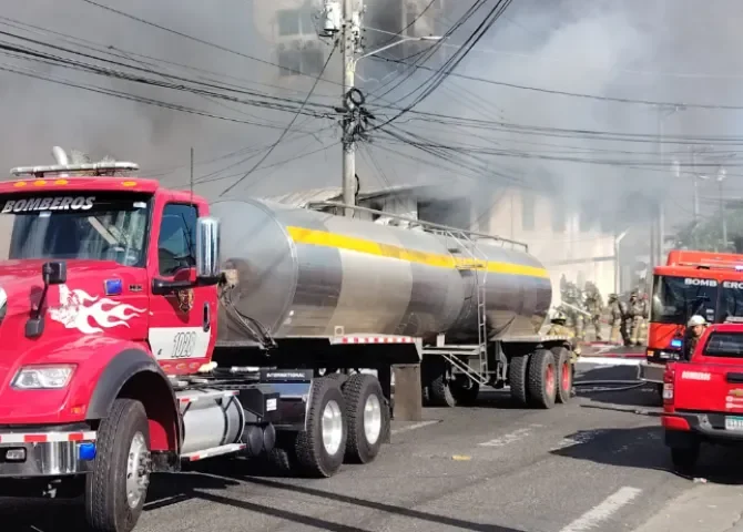  Bomberos alertan sobre riesgo de colapso tras incendio en Río Abajo 