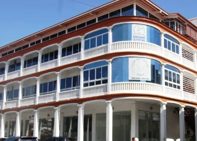  Hombre de 29 años enfrenta cargos por tentativa de homicidio tras ataque en Colón 