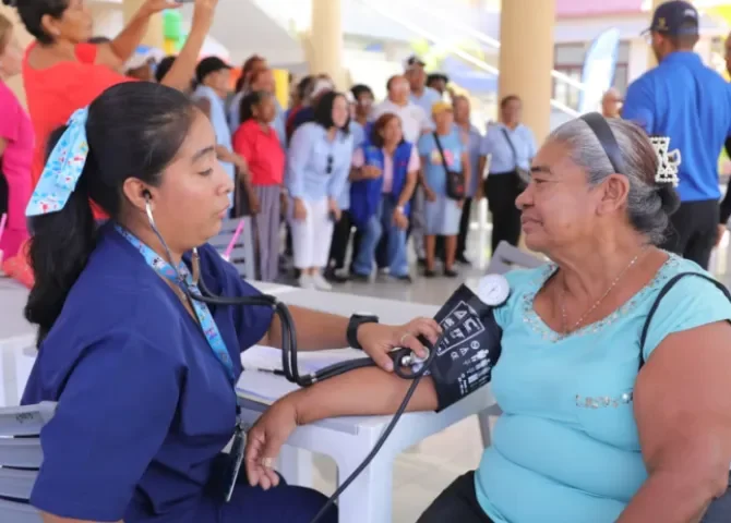   Jornada médica en Colón acerca servicios de salud a la comunidad  