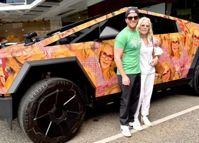  Mayer convierte su Cybertruck en tributo a su madre este Día Internacional de la Mujer 