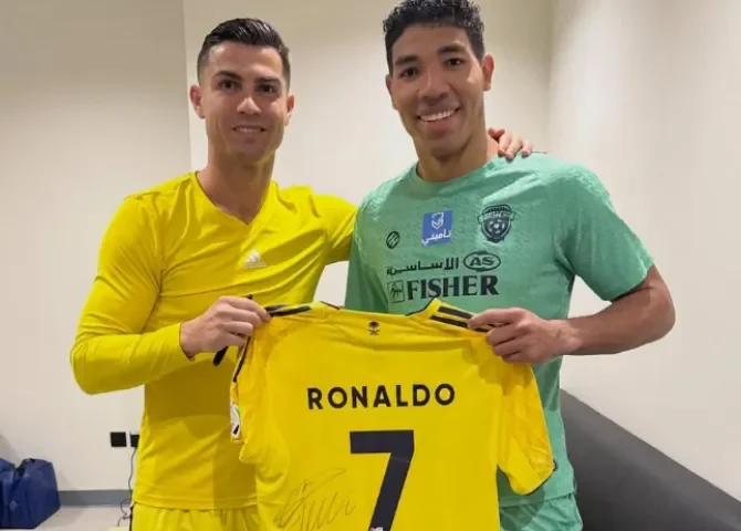  Orlando Mosquera posa y sonríe junto a Cristiano Ronaldo 