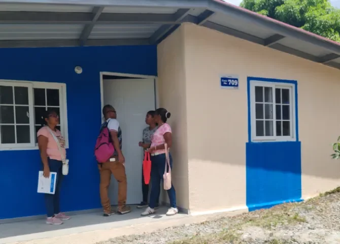   Familias dejan atrás casas de madera y zinc tras entrega de nuevas viviendas  