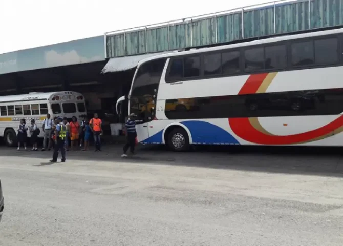  Delincuentes armados asaltan bus expreso en terminal de Colón 