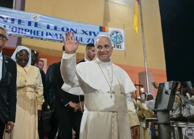  El Papa León XIV durante su visita al orfanato Ngul Zamba (Poder de Dios) en Yaundé. EFE/EPA/Alberto Pizzoli / POOL 